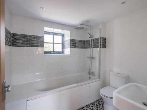 a bathroom with a tub and a toilet and a sink at Badgers Sett Brook in Brook