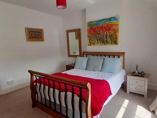 ein Schlafzimmer mit einem Bett und einem Wandgemälde in der Unterkunft Willow Cottage in Stockbridge
