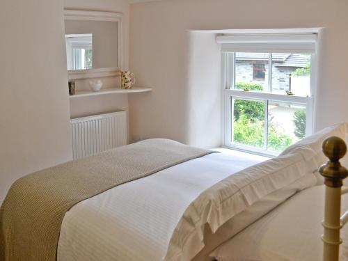 パーにあるPenny Cottage - Tofの白いベッドルーム(ベッド1台、窓付)