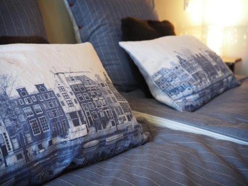 阿姆斯特丹的住宿－M廣場住宿加早餐旅館，床上有2个枕头