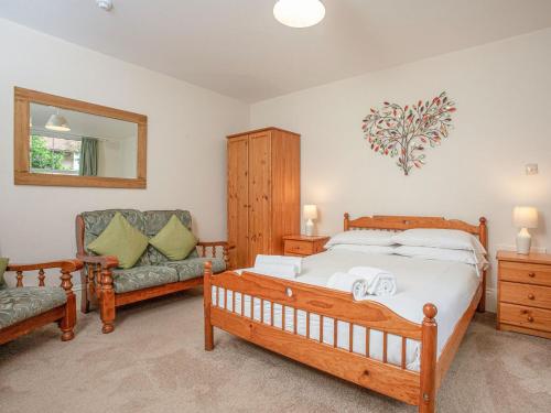 - une chambre avec un lit, un canapé et un miroir dans l'établissement Apartment Five - Uk39841, à Paignton