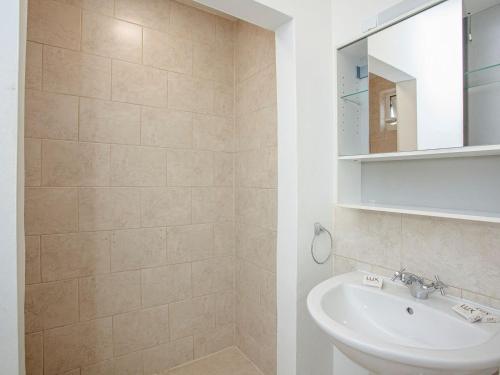 La salle de bains est pourvue d'un lavabo et d'un miroir. dans l'établissement Apartment Five - Uk39841, à Paignton