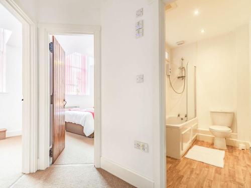 La salle de bains est pourvue d'une baignoire, de toilettes et d'un lit. dans l'établissement Shire Cottage - Uk37451, à Pateley Bridge