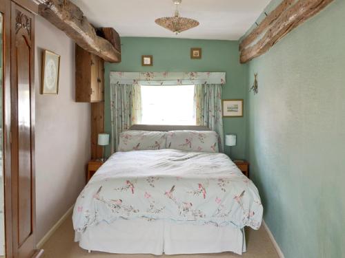 een slaapkamer met een bed en een raam bij Allt Maen - E3266 in Lowick Green