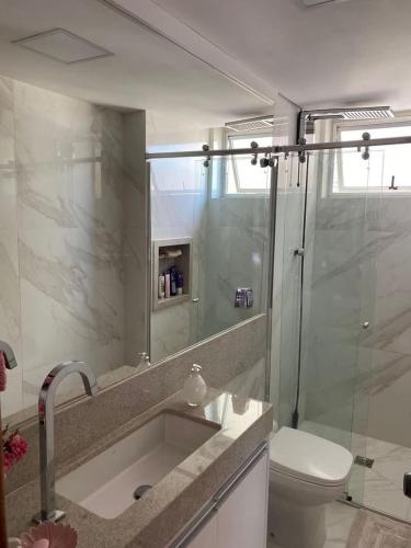 a bathroom with a shower and a sink and a toilet at ENCANTADOR , MODERNO E CONFORTÁVEL !!! in Belo Horizonte