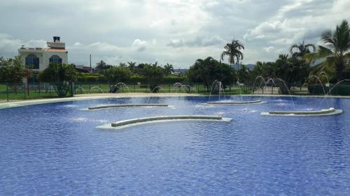 una gran piscina con fuentes de agua en un parque en Casa Flandes Tolima en Flandes