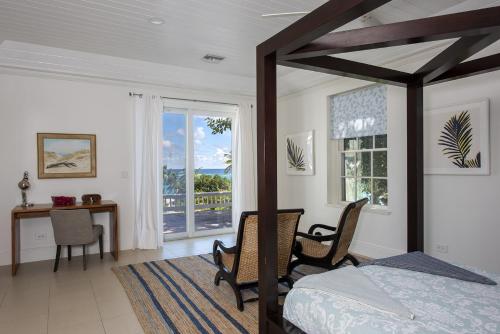 - une chambre avec un lit, un bureau et une fenêtre dans l'établissement Hearts Ease home, à Governorʼs Harbour