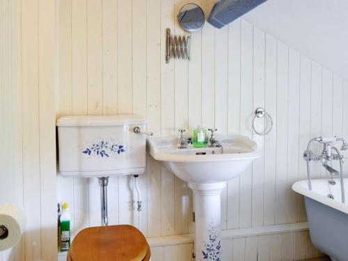 ein Badezimmer mit einem Waschbecken, einem WC und einer Badewanne in der Unterkunft Meadow Cottage in Chediston