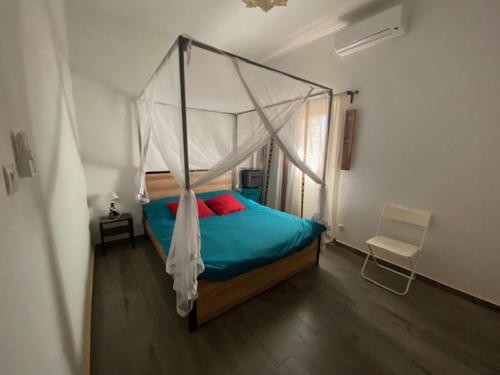 una camera con letto a baldacchino di Villa Idaka a Rufisque