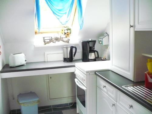 a kitchen with a counter top and a window at Wohnen bei Gabi in Walkendorf