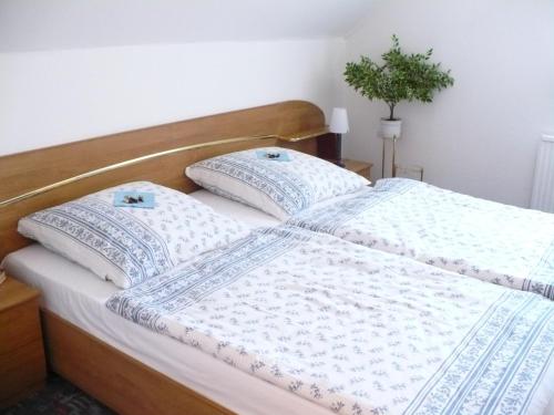 ein Bett mit zwei Kissen darüber in der Unterkunft Wohnen bei Gabi in Walkendorf