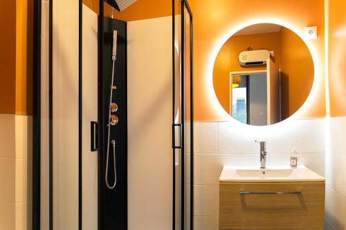 une salle de bain avec un lavabo et un miroir dans l'établissement Coco Beach, à Calais