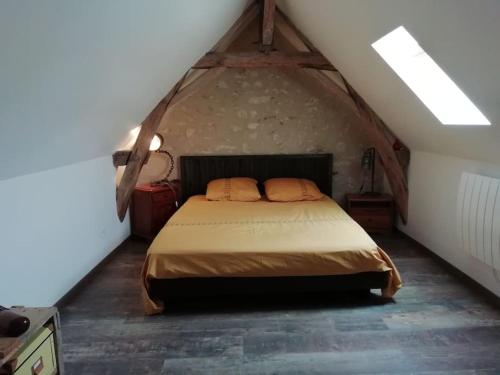 1 dormitorio con 1 cama en el ático en Charmante maison de village en Val de Loire, en Rivarennes