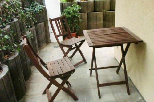 a table and a chair next to a table and a desk and a table at FeWo ab 3 Übernachtungen in Dresden