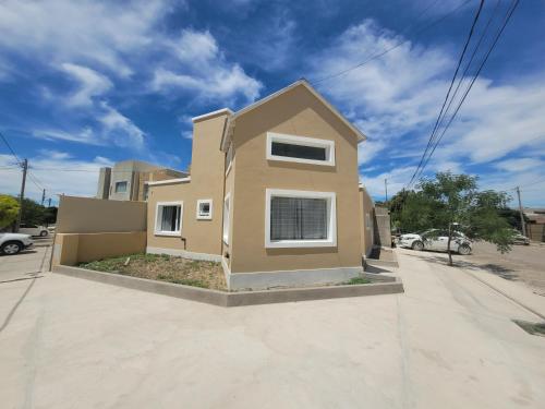 una casa al costado de una calle en Casita Catalejo Travel, en Puerto Madryn