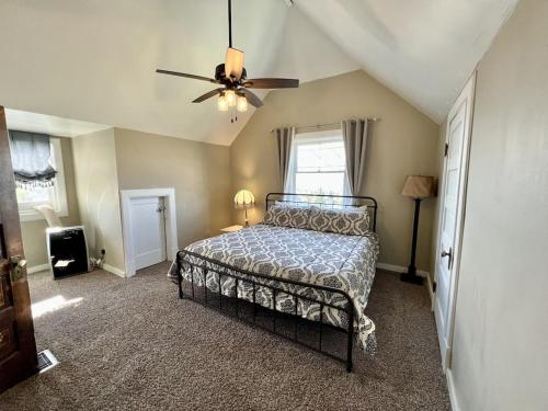 Ένα ή περισσότερα κρεβάτια σε δωμάτιο στο NEW! Beautiful Queen Ann in Historic Butte, Montana