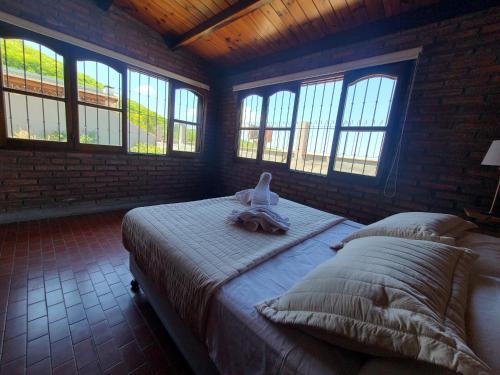 Un dormitorio con una cama con una toalla. en San Bernardo Housing en Salta