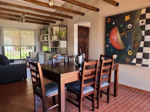 comedor con mesa de madera y sillas en San Bernardo Housing en Salta