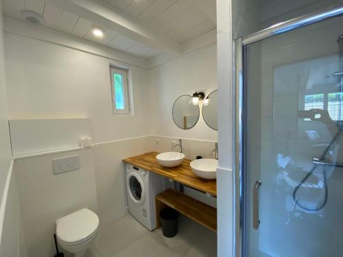 a bathroom with two sinks and a washing machine at Maisonnette confortable à Pornic in Pornic