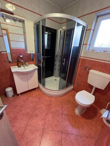 Koupelna v ubytování Apartmani Štrk II