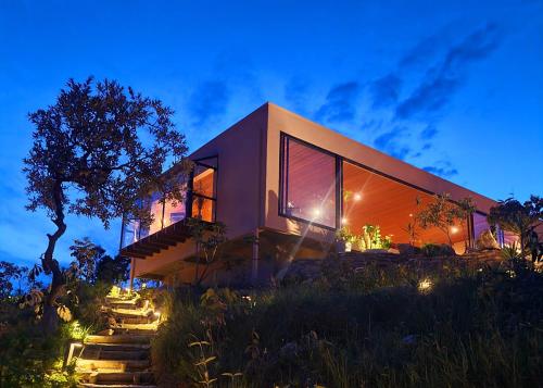 a house on top of a hill at night at Vila Toá in Alto Paraíso de Goiás