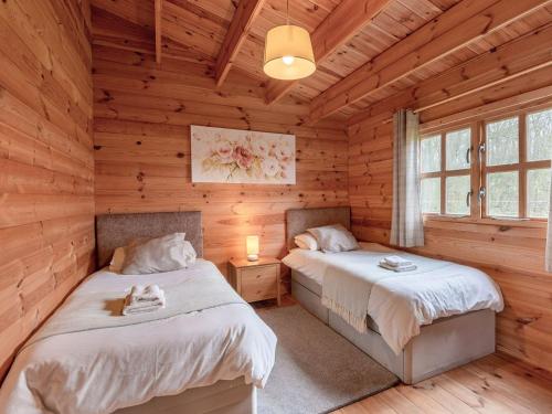 a bedroom with two beds in a log cabin at Dukes Wood - Ukc2193 in Caunton