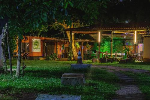 Taman di luar Pousada Doce Lar