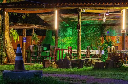 Taman di luar Pousada Doce Lar