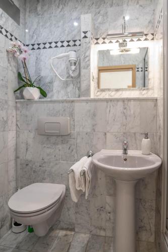un bagno bianco con un water e un lavandino di Villa Sladojević a Omiš (Almissa)