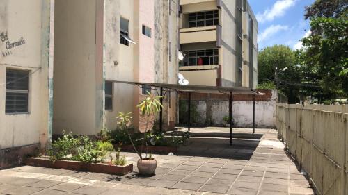 een lege binnenplaats van een gebouw met een hek bij Apt Candeias para 6 pessoas in Recife
