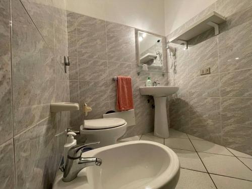 La salle de bains est pourvue de toilettes et d'un lavabo. dans l'établissement Residenza ICHNUSA, à Villasimius
