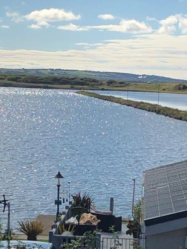 vista su un grande bacino d'acqua di Tranquility No 42 Port Haverigg Marina a Millom