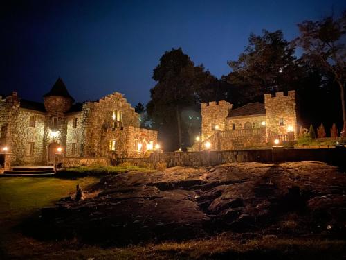 Zahrada ubytování HIGHLANDS CASTLE overlooking Lake George plus 2 other CASTLES & SUITES