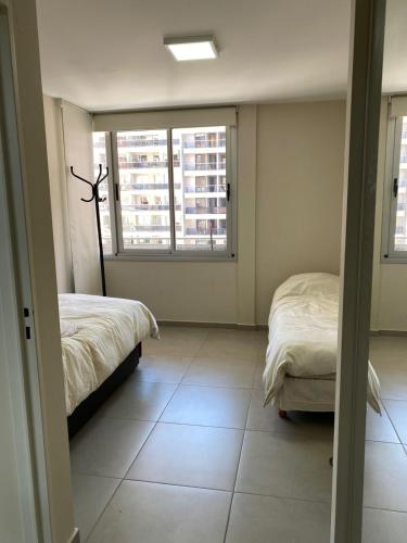 Habitación con 2 camas y ventana. en en Nueva Córdoba alojamiento para 3 personas en Córdoba