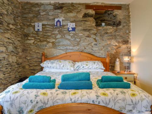 LlanfachraethにあるPenteryfnのベッドルーム1室(青い枕のベッド1台付)