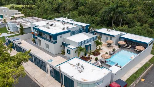 多拉多的住宿－Aquaville Dorado Moderna Villa 2，享有带游泳池的房屋的空中景致