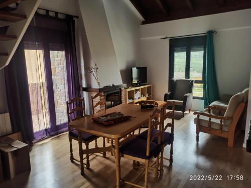 a living room with a wooden table and chairs at APARTAMENTO COTIELLA RAÑIN 