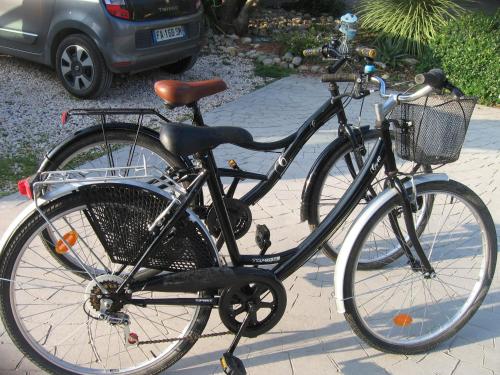 a bicycle with a basket parked on a sidewalk at Studio vue sur la mer au 6ème et dernier étage in Canet-en-Roussillon