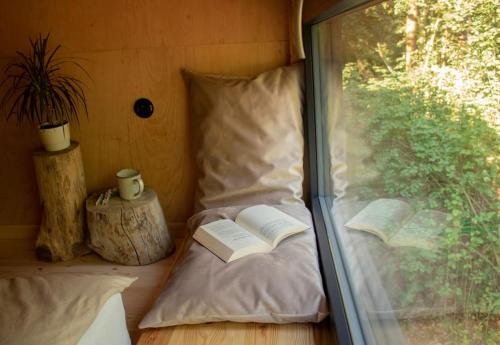 Posteľ alebo postele v izbe v ubytovaní Carthome - wyjątkowe miejsce leśnego wypoczynku w rejonie malowniczego Roztocza