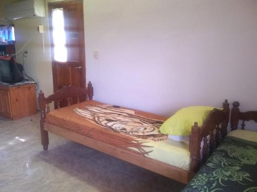 1 dormitorio con 2 camas y TV. en Cabaña en las sierras de Cosquín PB en Cosquín