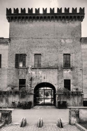 a black and white photo of a building at Al Castello Resort in Sillavengo