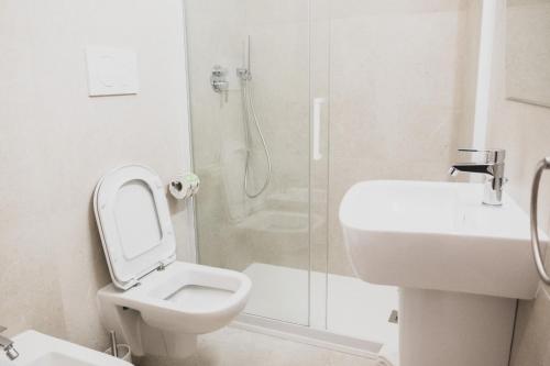 馬泰拉的住宿－Acasadifelice，浴室配有卫生间、盥洗盆和淋浴。