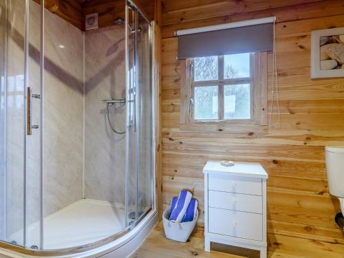 a bathroom with a shower in a wooden wall at Halfmoon Wood - Ukc2194 in Caunton