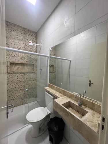 ein Badezimmer mit Toilette und Waschbecken in der Unterkunft - Apartamento cânion - Pousada cânion in Canindé de São Francisco