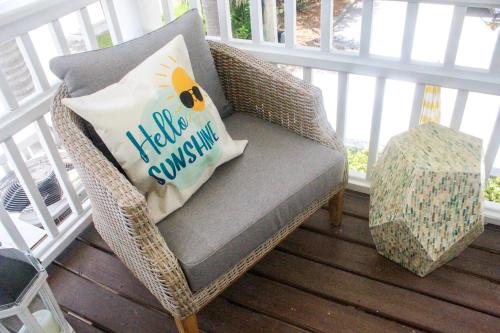 Posezení v ubytování Pass-A-Grille Key West Style Guest House Pool BBQ