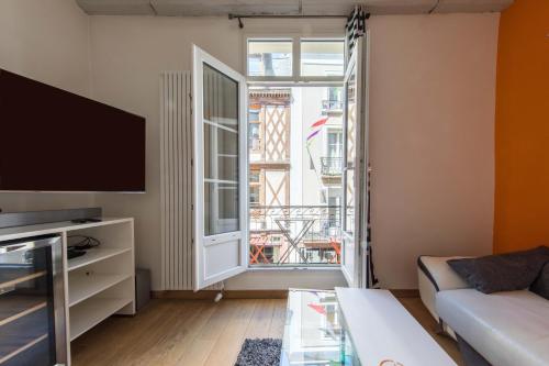 salon z kanapą i dużym oknem w obiekcie Angers Hyper Centre - Rue St Laud, 2min Ralliement w mieście Angers