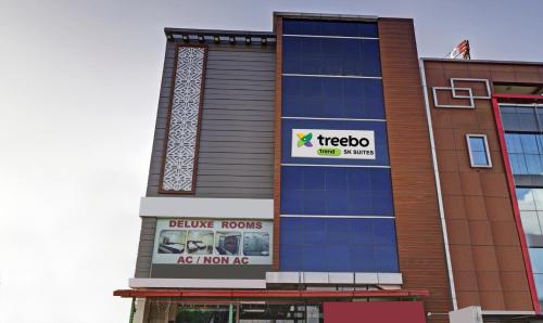 Treebo Trend SK Suites في بانغالور: مبنى بنوافذ زرقاء على جانبه