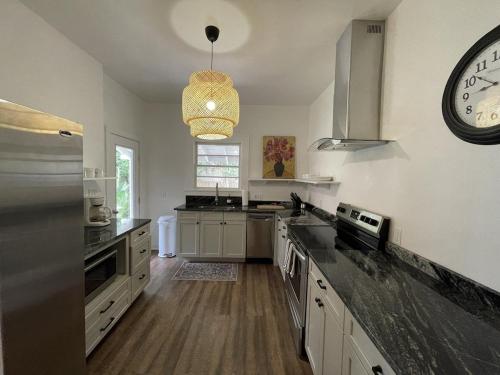 Η κουζίνα ή μικρή κουζίνα στο Chic Retreat in Downtown St Augustine