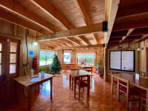 内突姆的住宿－La Cabaña，一间带桌子和平面电视的用餐室