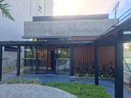een toegang tot een gebouw met glazen deuren bij Salinas Premium Resort 1423 Smart in Salinópolis